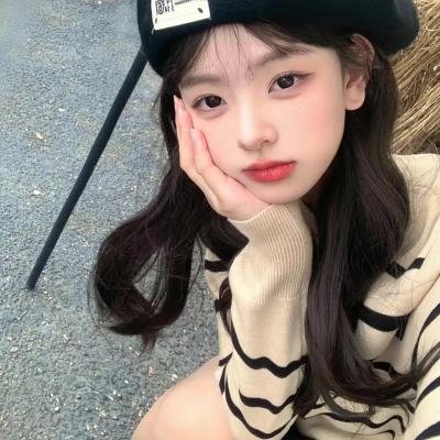 院子里的女人